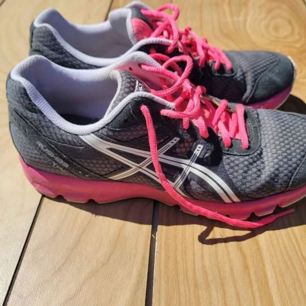 Titanium Gray Neon Pink. Size 9.5 Good used condition. Lots of life left.